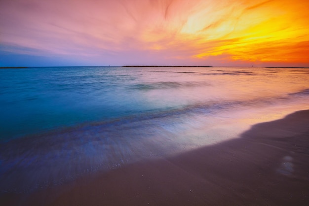 Beira-mar à noite Pôr do sol sobre o mar Bela praia com céu dramático pôr do sol