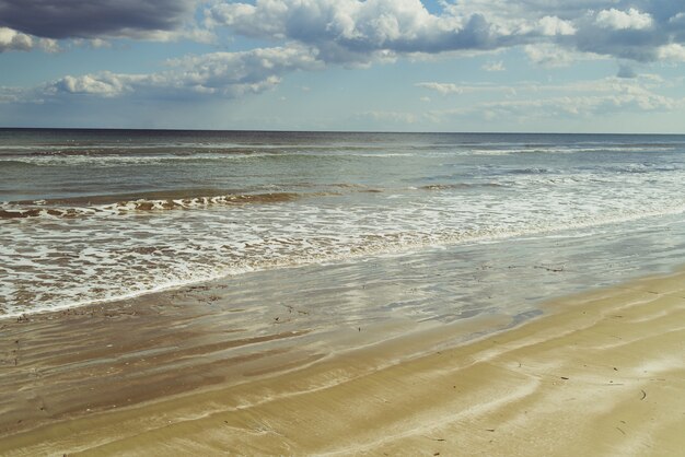 Beira-mar com ondas