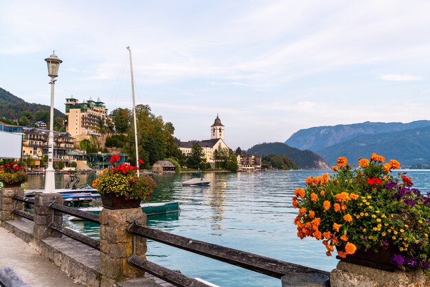 Beira-mar de St. Wolfgang com lago Wolfgangsee, Áustria