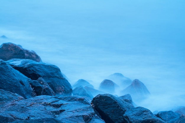 Beira-mar e ondas