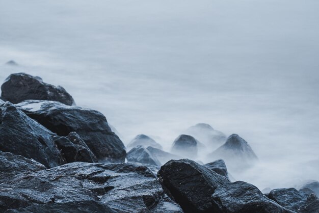 Beira-mar e ondas