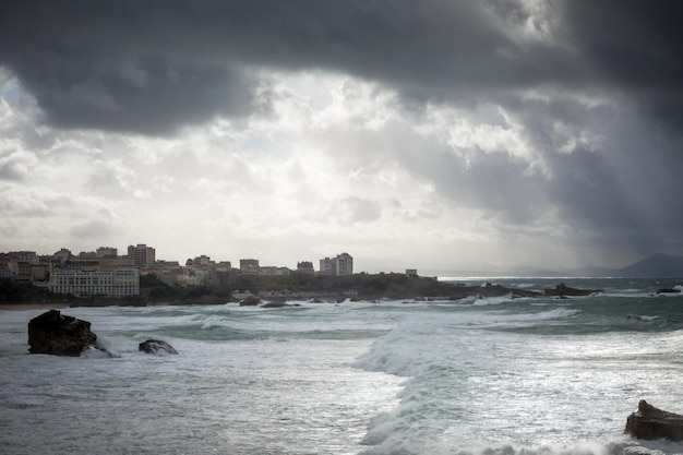 Beira-mar e praia da cidade de Biarritz durante uma tempestade. paisagem panorâmica