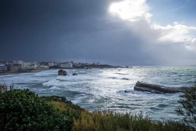 Beira-mar e praia da cidade de Biarritz durante uma tempestade. paisagem panorâmica