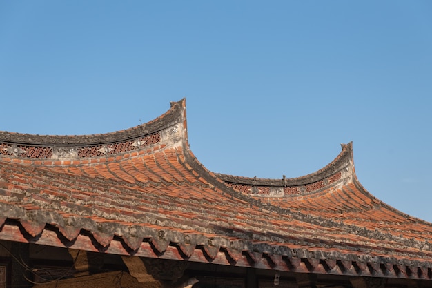 Beirais e cantos feitos de azulejos vermelhos em casas antigas chinesas tradicionais
