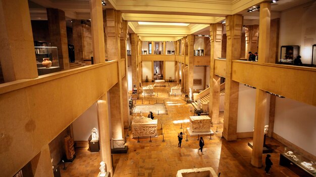 Foto beirute, líbano - março de 2020: vista do interior do museu nacional de beirute.
