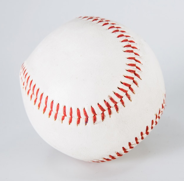 Béisbol aislado en blanco con trazado de recorte un bien gastado