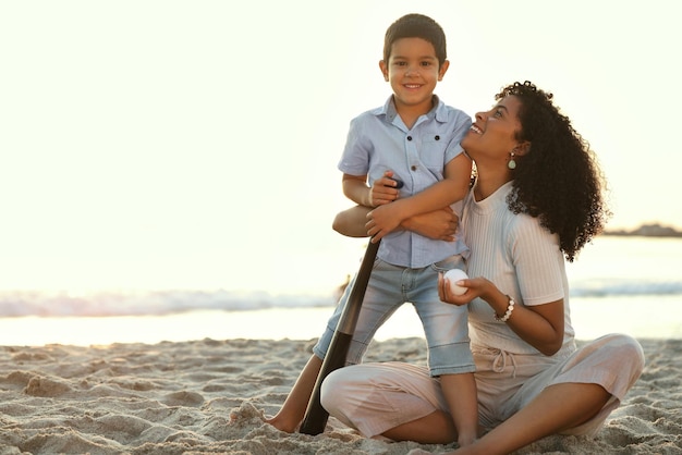 Béisbol de playa y un retrato de una familia con niños negros jugando deportes al atardecer junto al océano en una maqueta A los niños les encanta o hacen deporte con una madre y un hijo en la arena para jugar un juego de verano mientras se unen