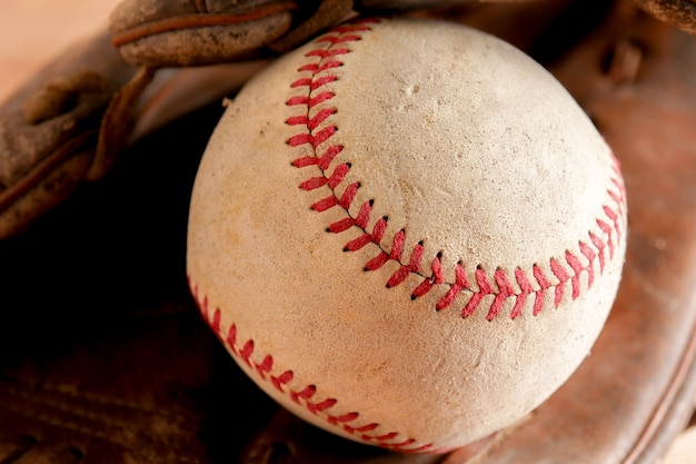 Béisbol viejo del equipo de deportes en el fondo de madera