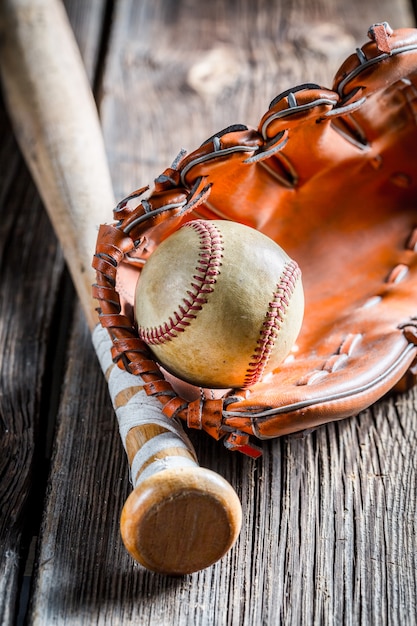 Foto beisebol e luva em superfície de madeira