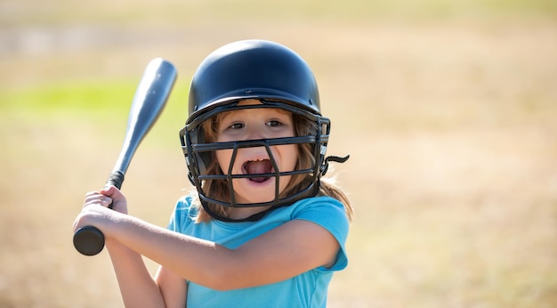 Beisebol infantil pronto para rebater Batedor infantil prestes a acertar um arremesso durante um jogo de beisebol