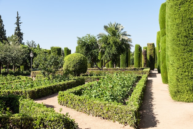 Beispiel für italienische Gartengestaltung während der Frühlingssaison