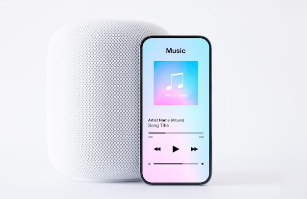Beispielmusik-Player-App auf Mobiltelefon vor drahtlosem Lautsprecher auf weißem Hintergrund
