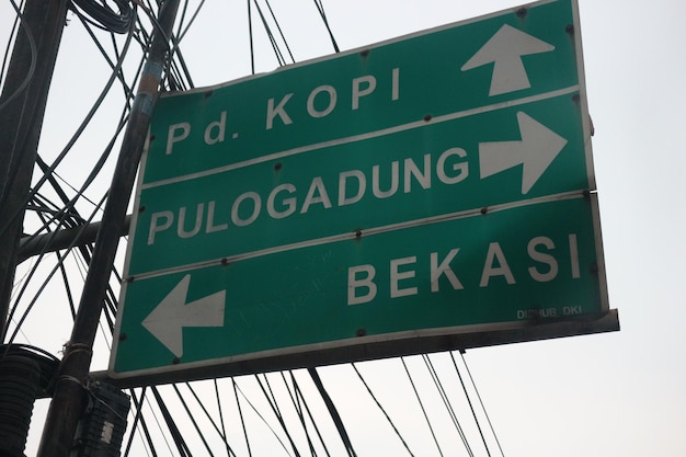 Bekasi Indonesia en julio de 2022 Señales para las direcciones a Pondok Kopi Pulo Gadung y Bekasi