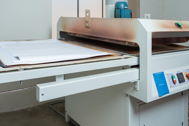 Bekleidungsdruckmaschine in einer Werkstatt