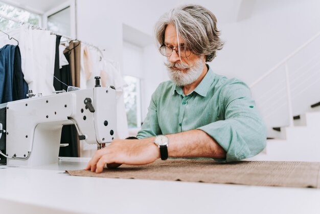 Bekleidungsstylistin kreiert ein neues Design für ein Kleid - Modedesignerin arbeitet an einer Bekleidungsmarke in einer Textilfabrik