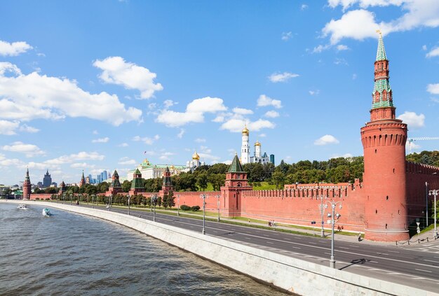 Beklemishevskaya Tower und rote Kremlmauern