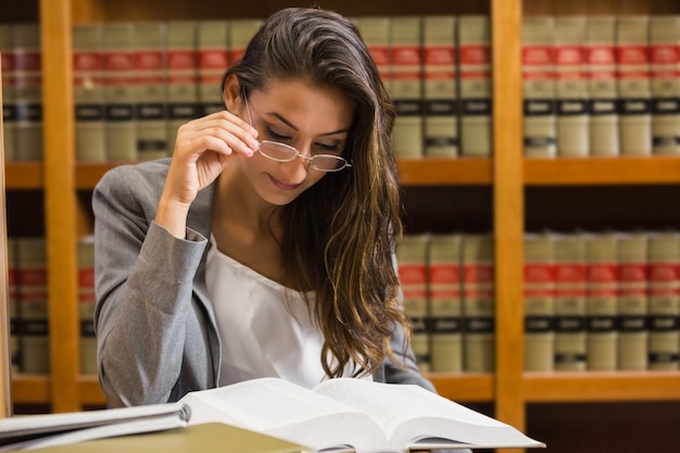 Foto bela advogada na biblioteca de direito