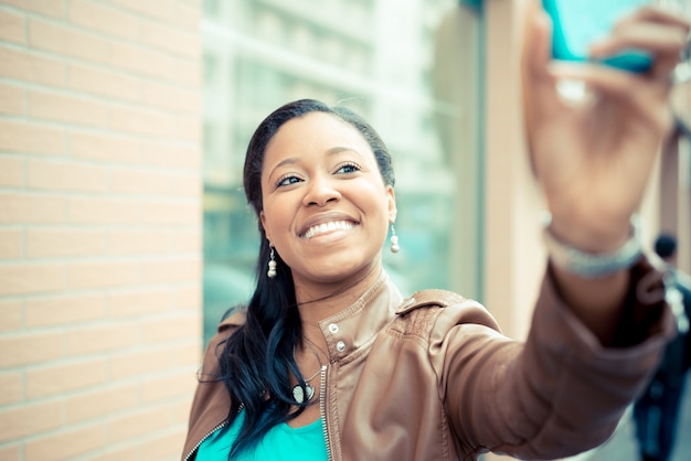 bela africana jovem mulher selfie