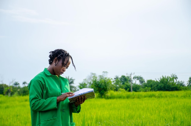 Bela agricultora tomando nota na fazenda