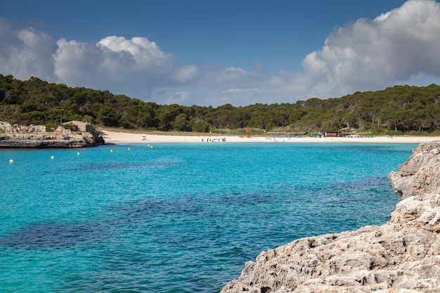 Bela água do mar azul claro na paisagem da praia do mar de Maiorca, Espanha