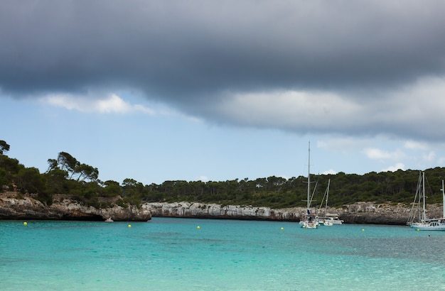 Bela água do mar azul claro na paisagem da praia do mar de Maiorca, Espanha