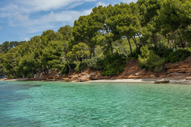 Bela água do mar azul claro na paisagem da praia do mar de Maiorca, Espanha