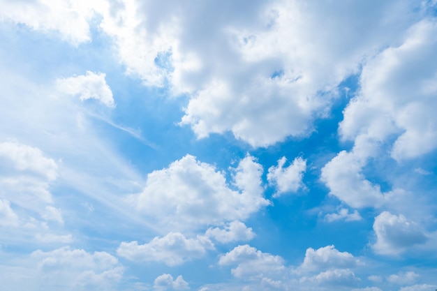 Bela airatmosphere brilhante céu azul fundo abstrato textura clara com nuvens brancas.