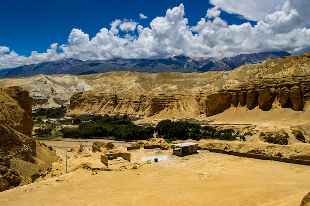 Bela aldeia Chhoser com paisagem desértica em Lo Manthang de Upper Mustang no Nepal