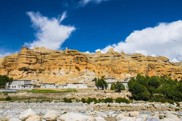 Bela aldeia Chhoser com paisagem desértica em Lo Manthang de Upper Mustang no Nepal