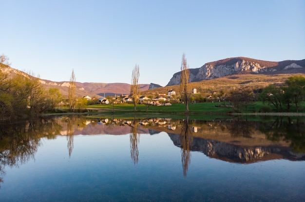 Bela aldeia na margem de um lago na montanha, a vida dos sonhos na natureza, longe da civilização e das grandes cidades