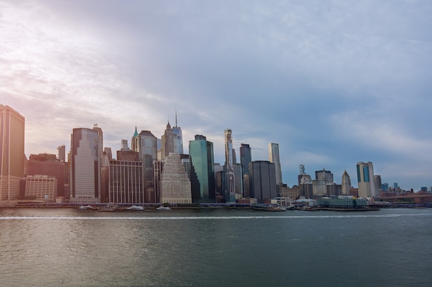 Bela América de vista aérea do panorama do horizonte da cidade de Nova York Manhattan com arranha-céus sobre o Rio Hudson