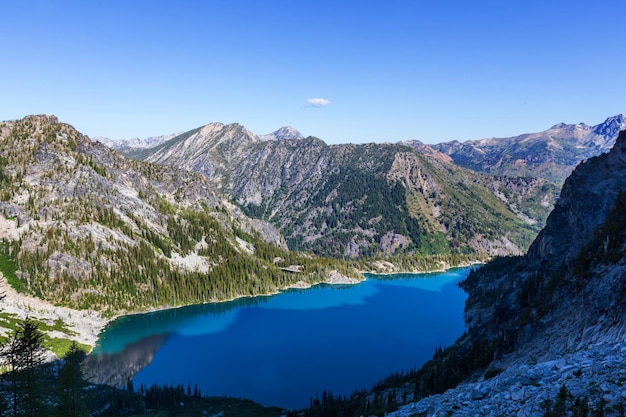 Bela área selvagem de lagos alpinos em Washington, EUA