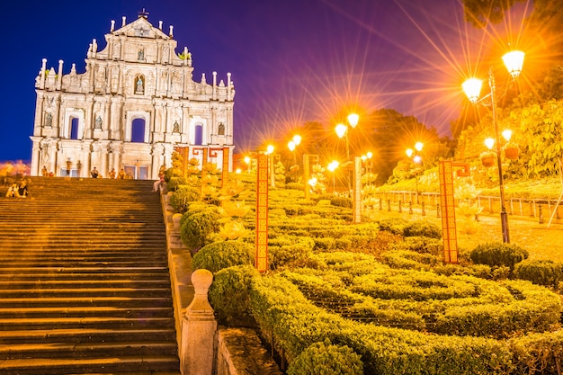 Bela arquitetura antiga construção com ruína da igreja st pual