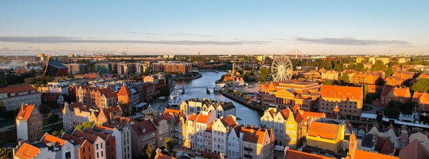 Bela arquitetura da cidade velha na Polônia de Gdansk no dia ensolarado Panorama tamanho da bandeira Vista aérea do drone da Prefeitura Principal e Arquitetura da Cidade da Basílica de Santa Maria de cima da Europa