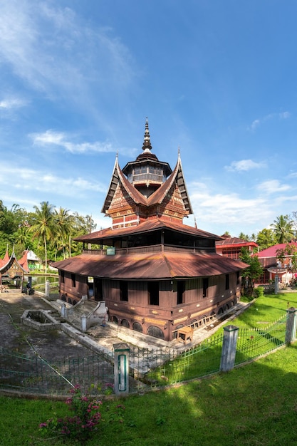 bela arquitetura de uma antiga mesquita em West Sumatera, Indonésia