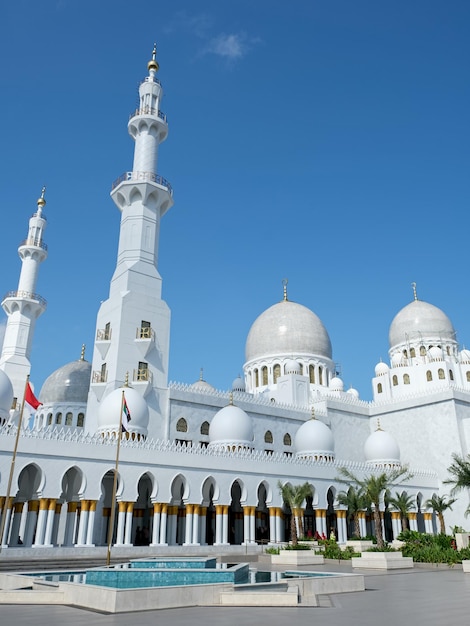 Bela arquitetura do local de culto da Mesquita Sheikh Zayed para muçulmanos na Indonésia Solo