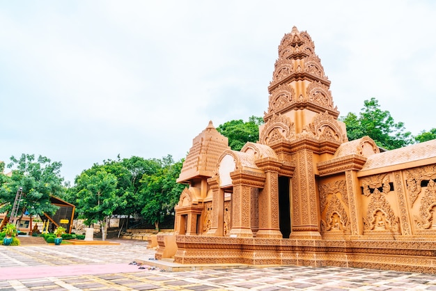 Bela arquitetura em Wat Tham Phu