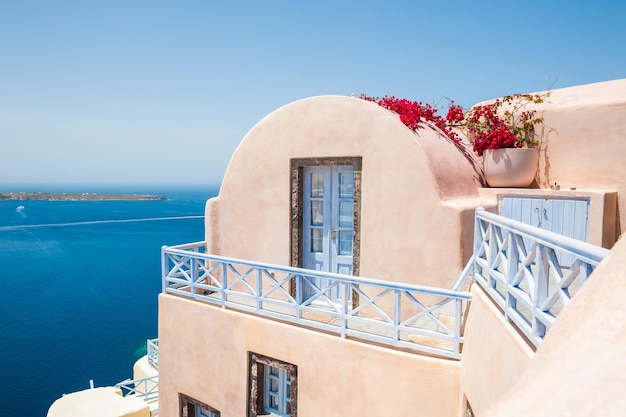 Bela arquitetura na ilha de Santorini, Grécia. paisagem com vista para o mar