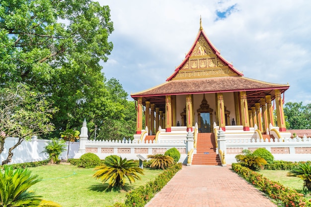 Bela arquitetura no templo de Haw Phra Kaew