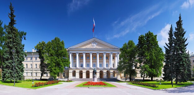 Bela arquitetura Palácio Smolny de São Petersburgo. Rússia. Panorama