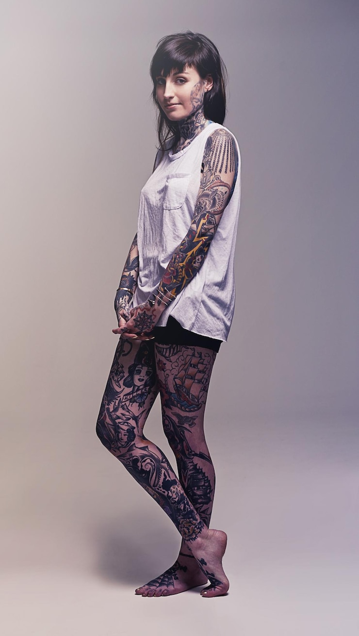 Foto bela arte corporal foto de estúdio de uma jovem coberta de tatuagens