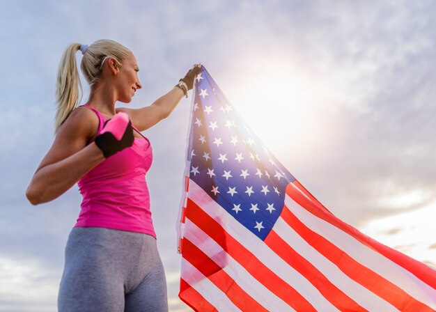 Bela atleta dos EUA com bandeira nacional