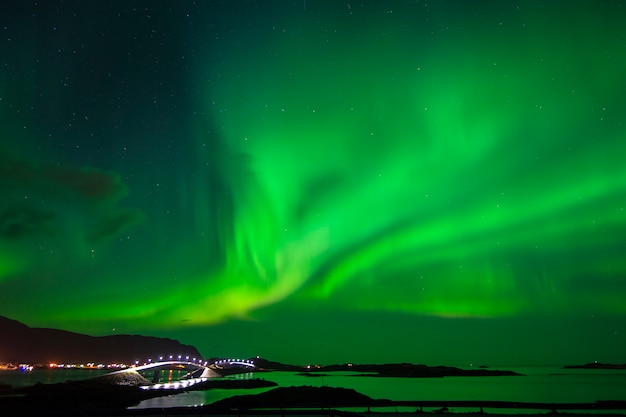 Bela aurora boreal nas ilhas lofoten