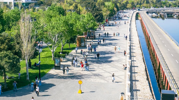 Bela Avenida de Baku durante a Primavera de 2024