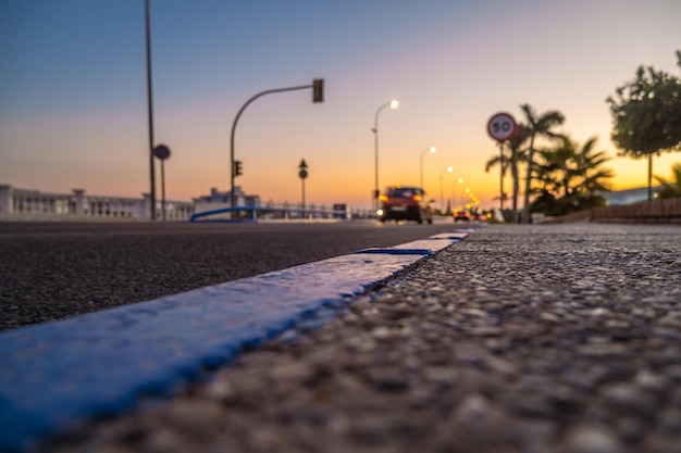 Bela avenida vista da cidade de nerja ao entardecer