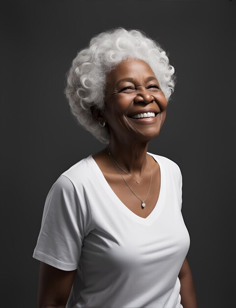 Bela avó negra mulher velha sorrindo em camiseta branca em branco Mockup