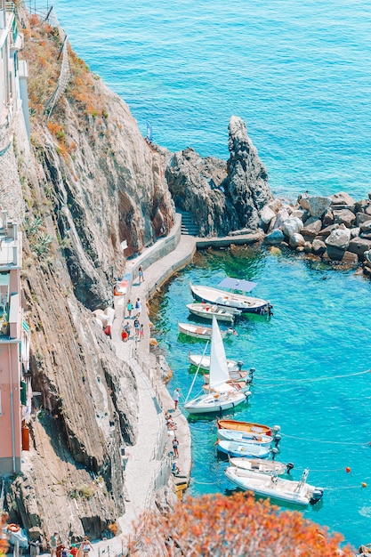 Foto bela baía acolhedora com barcos e águas turquesas claras na itália, europa