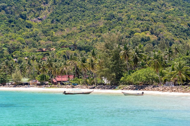 Bela baía com coqueiros e barcos Praia de areia tropical e água do mar na ilha Koh Phangan Tailândia