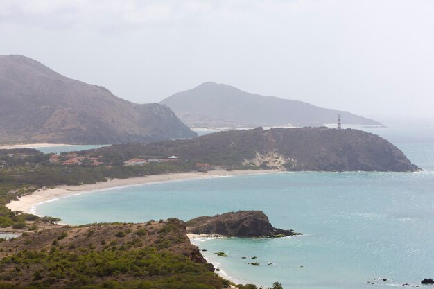 Bela baía com farol Margarita Island Venezuela