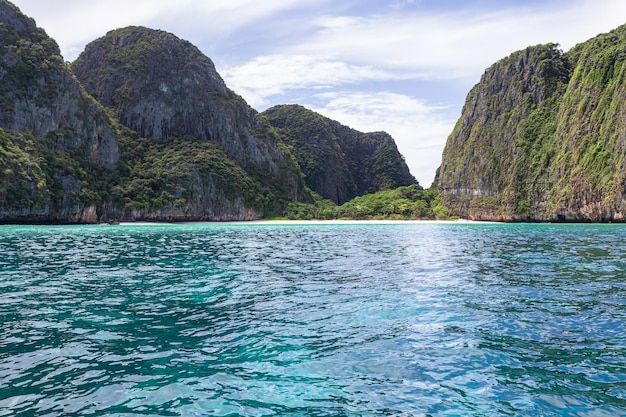 Bela baía de uma ilha tropical na baía de Maya, na ilha de Phi Phi Leh, em um dia de sol, na província de Krabi, na Tailândia